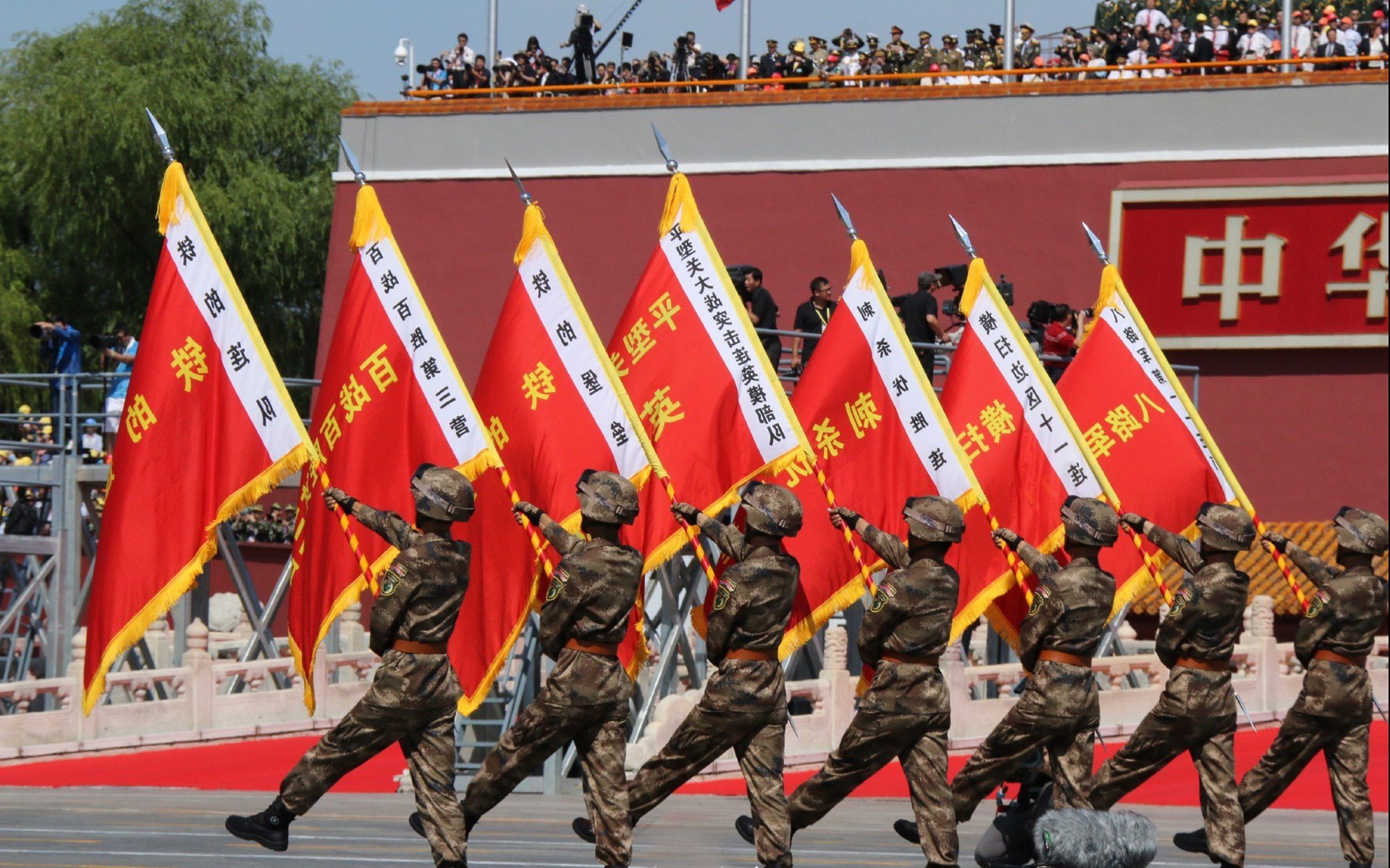 围场鏖战,维斯塔潘率雷诺力克法拉利