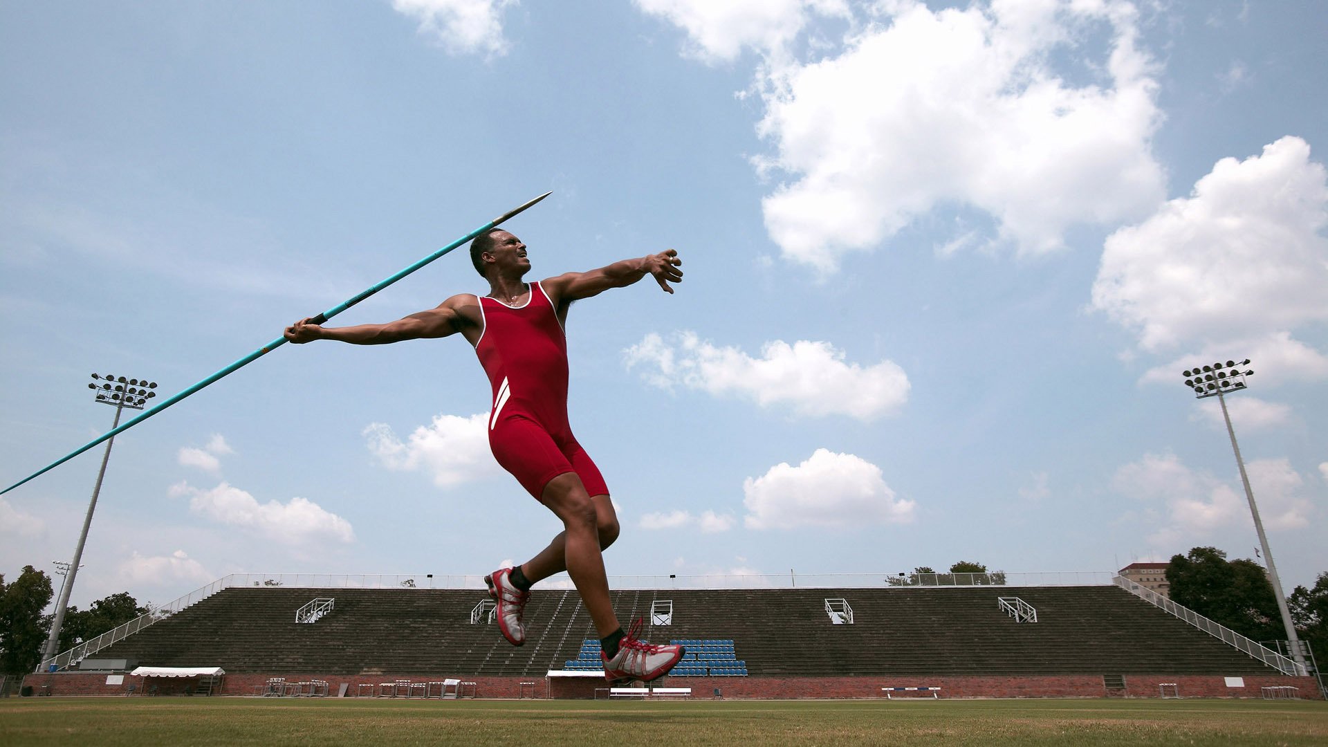 引擎轰鸣与绿茵咆哮,当阿尔瓦雷斯的灵魂在赛场两端同时觉醒