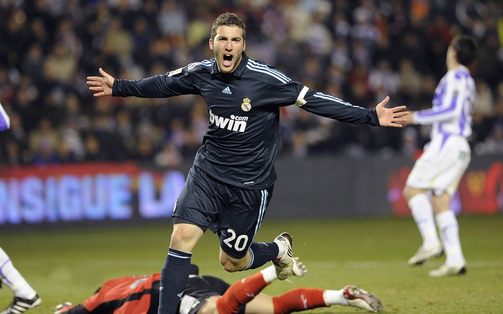 时代的分野,当深圳的钢铁锁链,绞碎雄鹿的旧日荣光